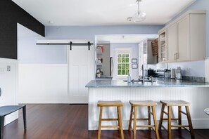 Casual dining bar with comfy stools – perfect for meals or morning coffee.
