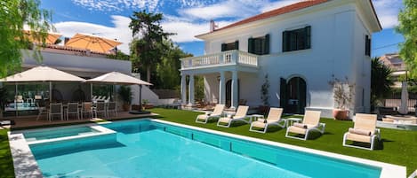 Deluxe Villa De Los Leones in the Heart of Sitges and very close to the Beach, private pool, a/c, entertainment room and jacuzzi
