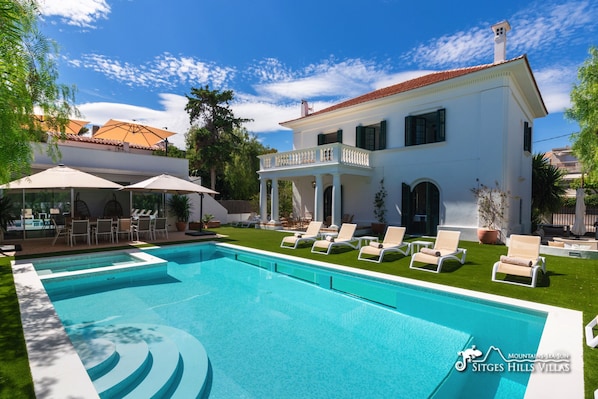 Deluxe Villa De Los Leones in the Heart of Sitges and very close to the Beach, private pool, a/c, entertainment room and jacuzzi