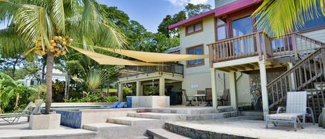 Todorojo, beachfront villa in Lawson Rock with private pool 