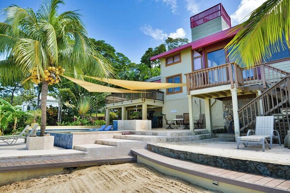 Todorojo, beachfront villa in Lawson Rock with private pool