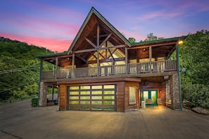 Swim Chalet stands alone up a towering drive, allowing total privacy to its guests.