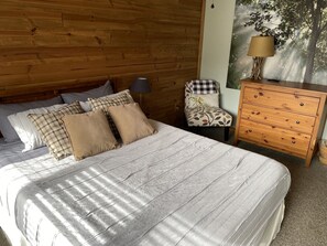 Master bedroom - Queen size bed & smart TV