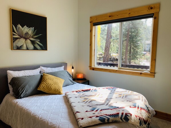Cozy queen bed with forested view 