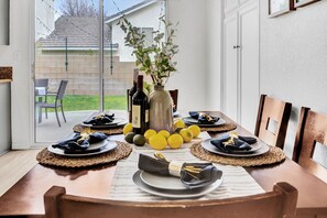 Complete dining sets to enjoy your meals.