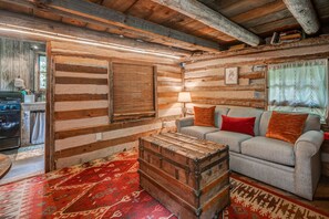 Authentic Log Cabin Living Area/Queen Fold-out Bed