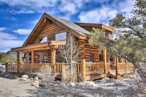 Cabin Exterior | Ample Off-Street Parking