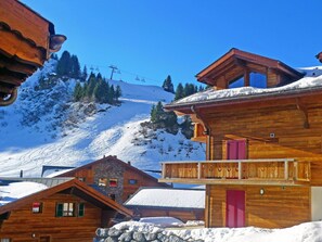 Bâtiment, Ciel, Neige, Propriété, Montagne, Monde, Lumière, Maison, Pente, Fenêtre