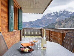 Table, Propriété, Vaisselle, Ciel, Meubles, Bâtiment, Nuage, Bois, Clôture, Montagne