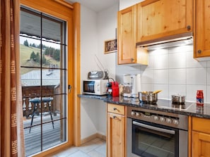 Cabinetry, Comptoir, Appareil De Cuisine, Bâtiment, Bois, Cuisinière, Design Intérieur, Cuisine, Électroménager, Tache De Bois