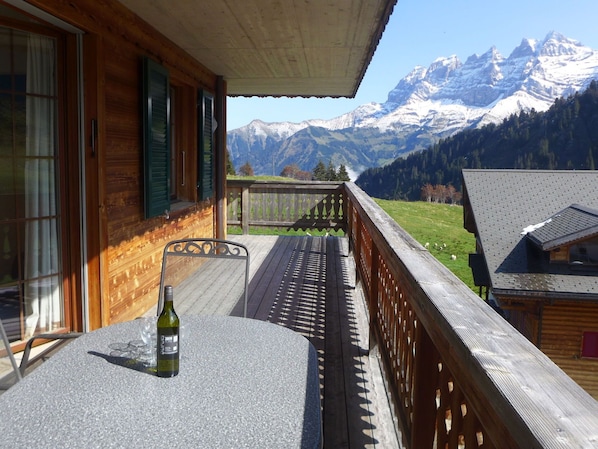 Ciel, Bâtiment, Propriété, Fenêtre, Montagne, Bouteille, Bois, Ombre, Maison, Arbre