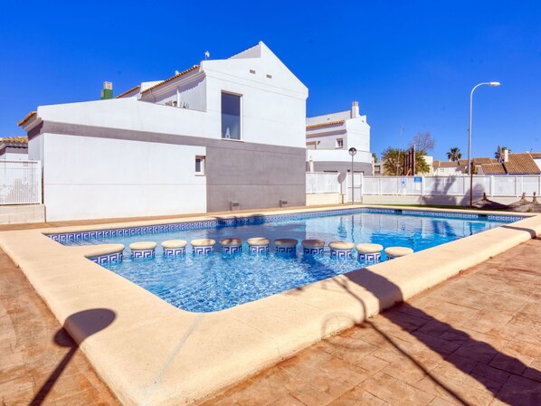 L'Eau, Ciel, Bâtiment, Propriété, Piscine, Plante, Bleu Azur, Bois, Ombre, Maison