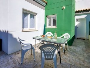 Tabelle, Möbel, Fenster, Eigentum, Gebäude, Blau, Interior Design, Holz, Die Architektur, Haus