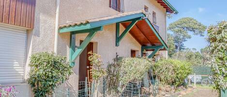 Planta, Propiedad, Ventana, Edificio, Cielo, El Terreno Del Lote, Cabaña, Flor, Biome, Barrio