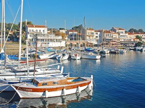 Water, Boat, Sky, Daytime, Watercraft, Blue, Building, Azure, Vehicle, Body Of Water