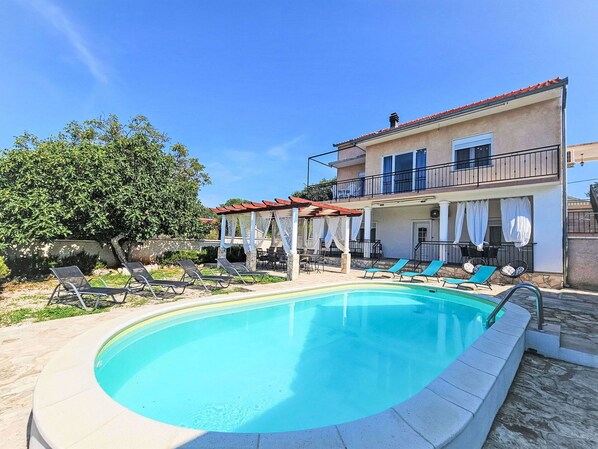 L'Eau, Ciel, Propriété, Bâtiment, Plante, Piscine, Fenêtre, Bleu Azur, Maison, Ombre