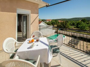 Ciel, Meubles, Bâtiment, Propriété, Table, Chaise, Ombre, Vaisselle, Mobilier De Jardin, Loisir