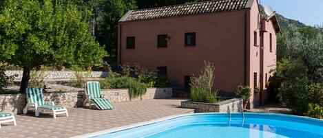 Water, Plant, Property, Sky, Swimming Pool, Building, Azure, Tree, Window, Shade