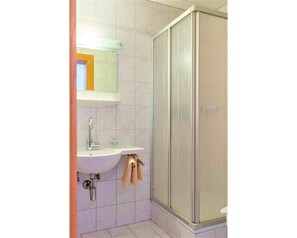 Robinet, Miroir, Luminaire Plomberie, Évier, Lavabo, Bâtiment, Salle De Bains, Violet, Sol