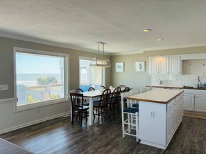 Kitchen & Dining