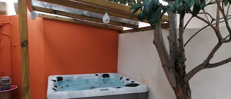 Outdoor spa tub