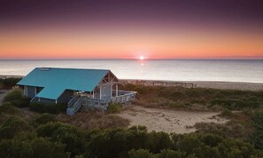 Beach Pavilion open to all Wyndham guests. Only bathroom facilities on beach!!