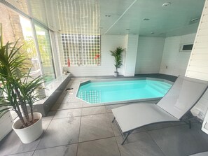 Indoor spa tub