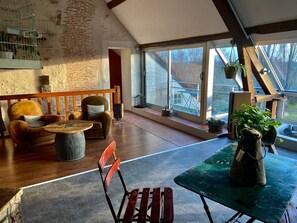 Votre salon, l'espace  repas dans le jardin d'hiver et le balcon privé