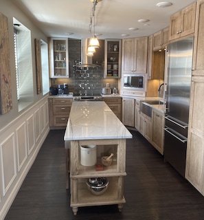 Full Kitchen: Oven, Microwave, Refrigerator/Freezer, Dishwasher, Island Dining