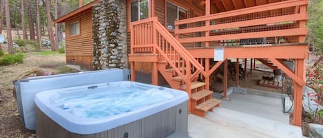 Stay and enjoy a one of a kind view of the stars while you soak away all your worries in this relaxing 4 person hot tub!