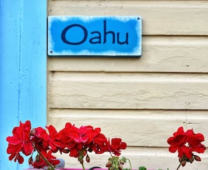 Oahu Bungalow sign