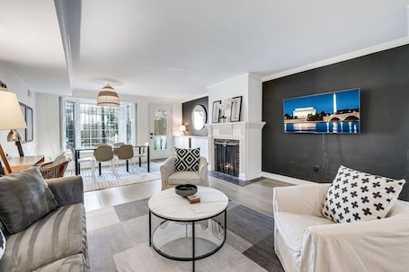 Living/Dining Room: Sleeper Sofa, 55" Samsung 4K TV, 100+ Live Channels.