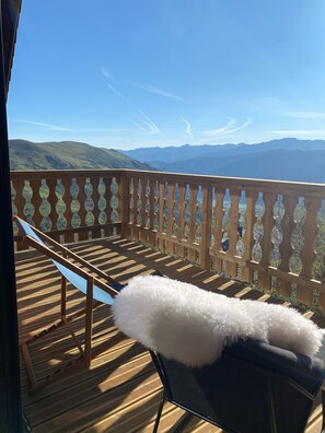 Terrasse avec vue sur la vallée .