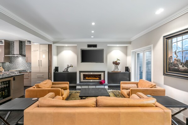 Integrated AV system with Xfinity CATV, HBO, Netflix, Amazon Prime and Youtube. 