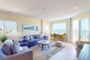 With windows on every side the Top Deck living area is filled with natural light and beautiful views