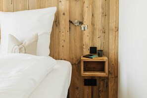 Schöne Altholzvertäfelung mit Leselampen