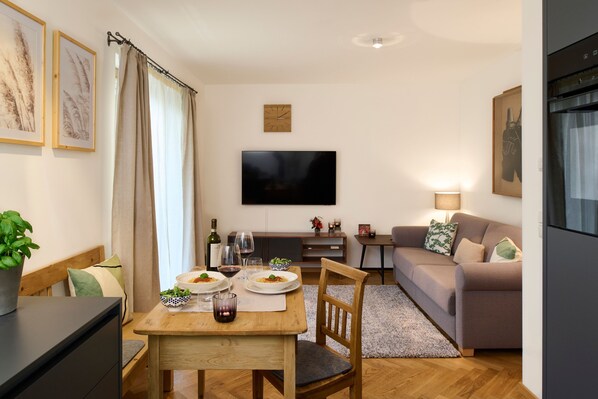 Blick von der Küche ins Wohnzimmer mit Terrassentür