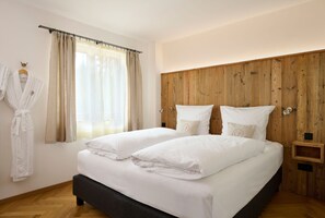 Schlafzimmer mit Boxspringbetten