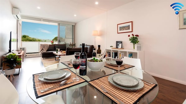 Near Shops/Beach, Private Entrance, Walk to Town Less than 1km