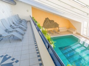 Großes Schwimmbad mit 10 m Becken, Whirlpool, Wasserfall, Massagedüse und drei Saunen (2)