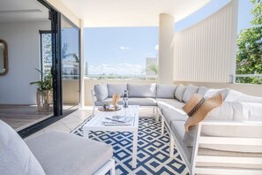 Gorgeous outdoor lounge set facing Moffat Beach.