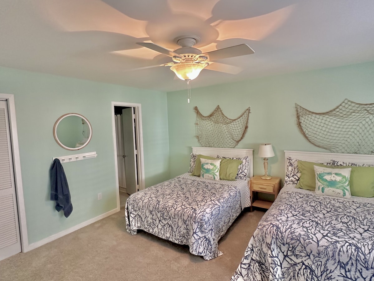 Ocean Views & Well-Equipped condo, in the Heart of Emerald Isle