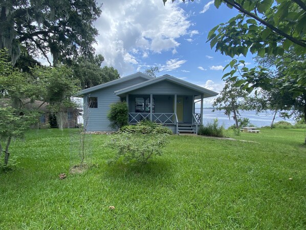 Charming lake front cottage 