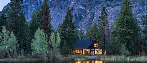 Après Cabin sits between Freestone Lake and Goat Peak. 