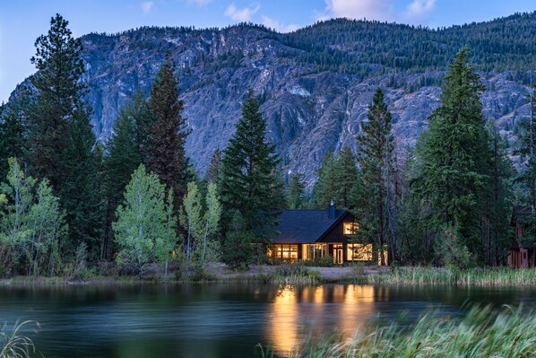 Après Cabin sits between Freestone Lake and Goat Peak. 