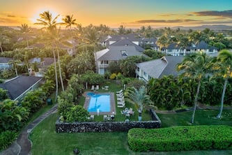 3BR condo with A/C, pool & 10min walk to the beach!