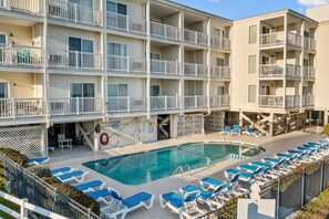 ☀️ Spend your days basking in the sunshine — whether you're stretched out on the beach or relaxing by the pool. 🌊🍹