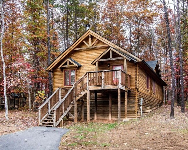 Cabin on 1,000 Acre Resort Horse-riding Huge Lake; Pools, Hot Tub,Games Kitchen