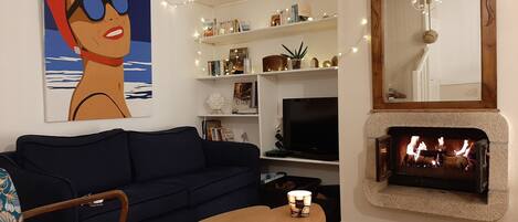 pièce principale, côté salon, canapé lit 140, cheminée insert