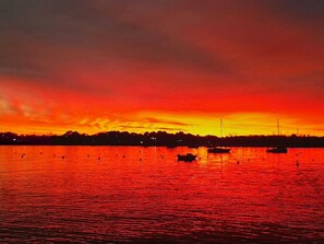 extraordinaires couchés de soleil côté rivière, vue à 20 mètres de votre logemen